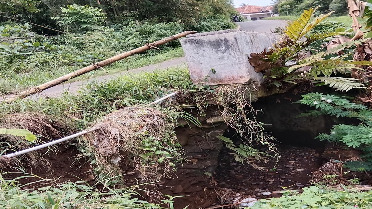 GAWAT!!! JEMBATAN PEKON SIDOKATON TERJADI EROSI ?