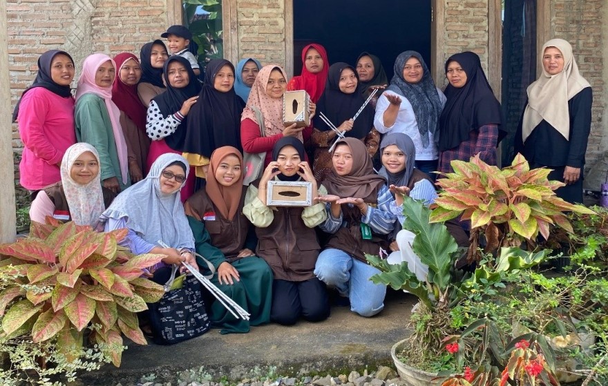 Mahasiswi KKN UM Lampung Berbagi Pengetahuan dan Ketrampilan Membuat Kerajinan Tangan Kotak Tisu bersama Ibu-Ibu PKK